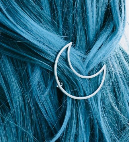 Волосы синие