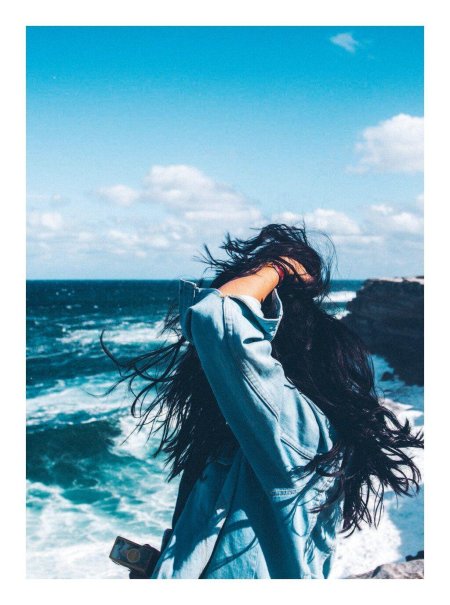 Брюнетка на море