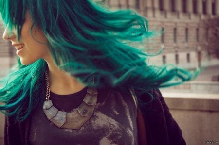 Девушка с бирюзовыми волосами