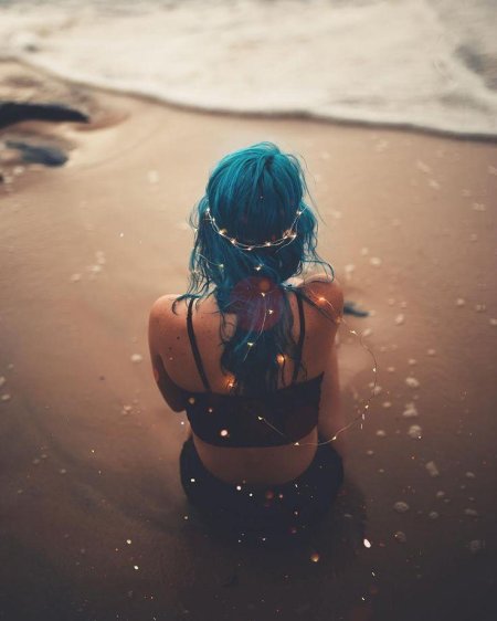 Девушка с голубыми волосами