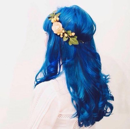 С синими волосами
