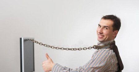 Человек прикован к компьютеру