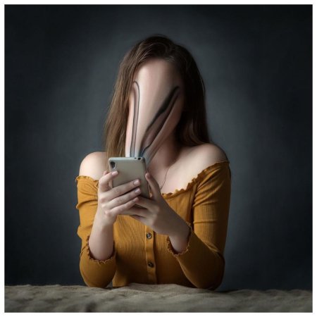 Девушка со смартфоном