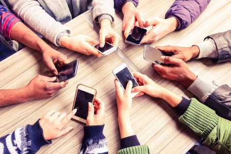 Телефон в руках