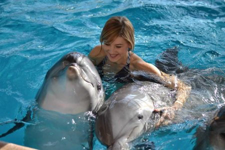 Девушки с дельфинами