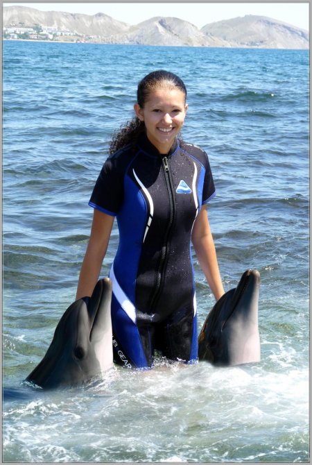 Девушка с дельфином