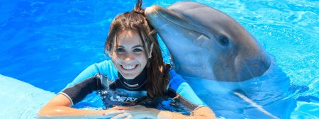 Девушка с дельфином