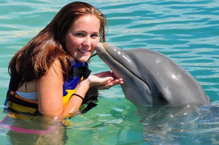 Плавать с дельфинами