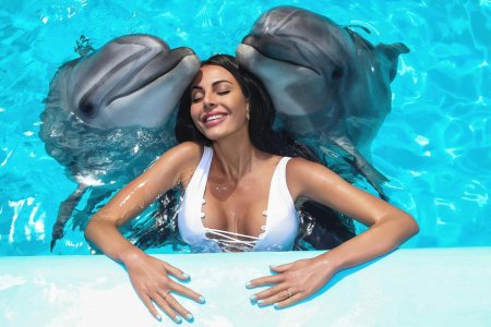 Девушка с дельфином