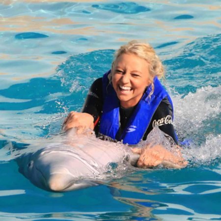 Девушка с дельфином