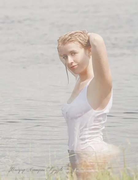 Девушка в мокрой одежде