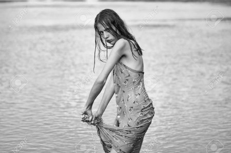 Девушка в мокром платье