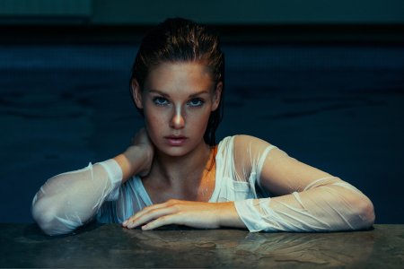 Мокрая девушка