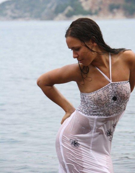 Девушки в мокрой прозрачной одежде