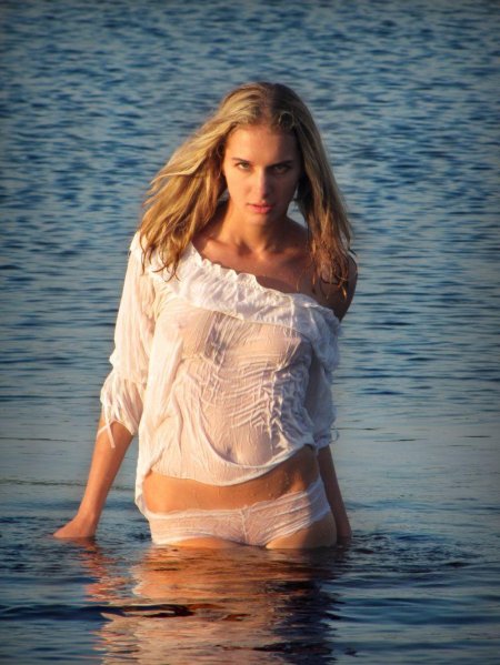 Женщины в мокрой одежде