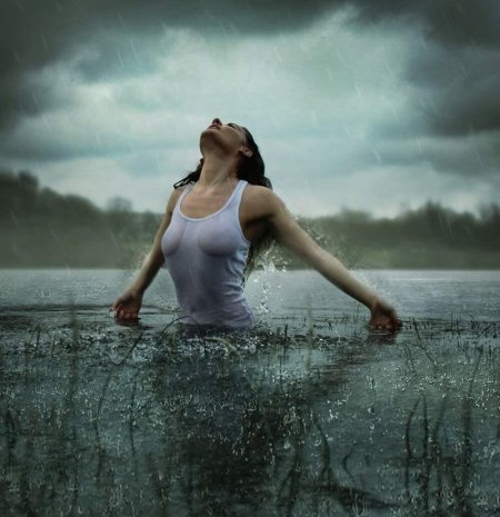 Девушки под дождем