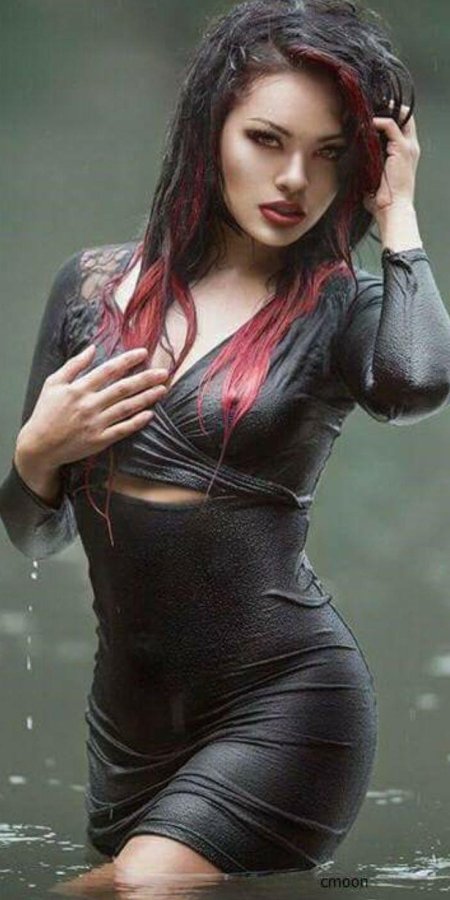 Девушка в мокром платье