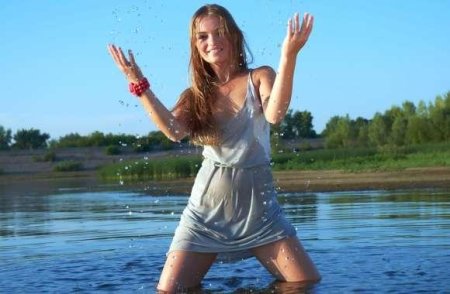 Девушки купаются в реке