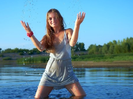 На речке девушки