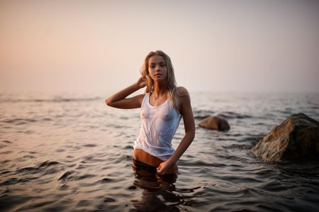 Девушка в мокрой футболке