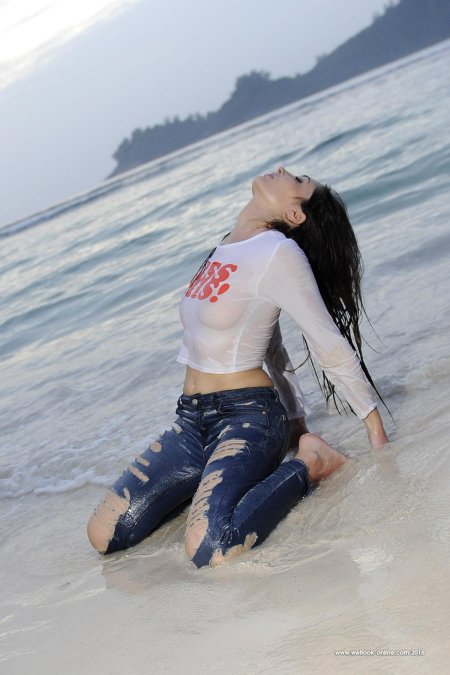 Девушка в мокрой одежде