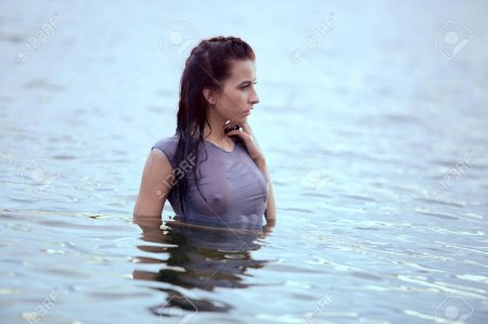 В мокрой майке