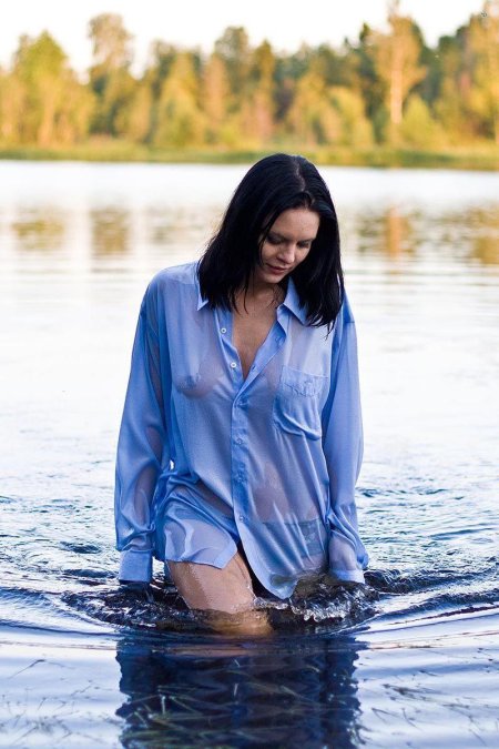 Девушка в мокрой рубашке
