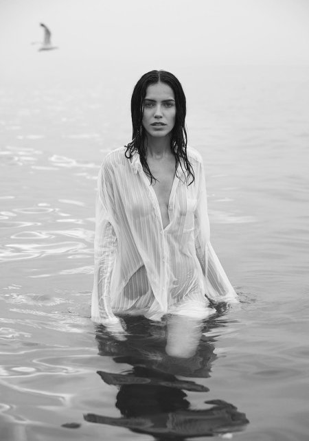 Фотосессия в воде в рубашке