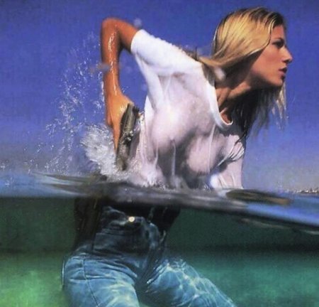 Девушка в мокрой футболке