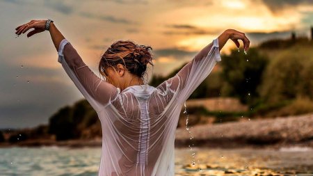 Девушка в мокрой рубашке