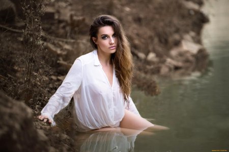 Фотосессия в воде в рубашке