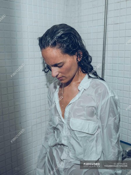 Девушка в мокрой рубашке