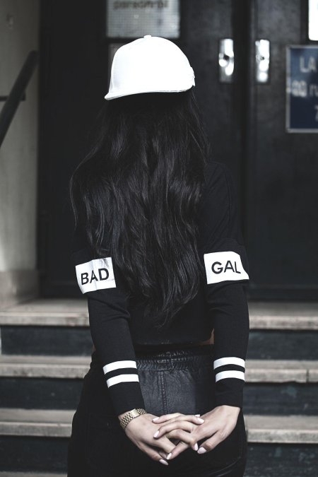 Девушка в черной кепке