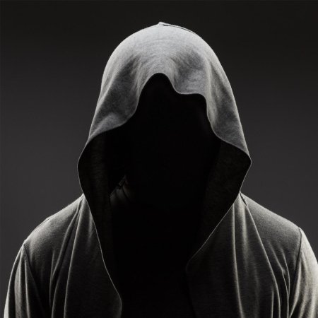 Человек в чёрном капюшоне без лица