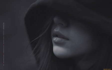 Красивая девушка в капюшоне