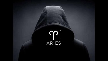 Человек с затянутым капюшоном