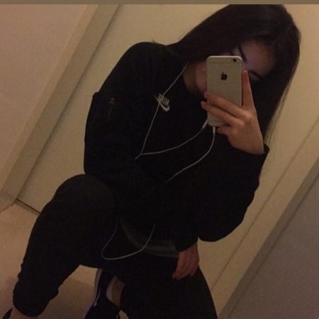 Девушка с айфоном в зеркале