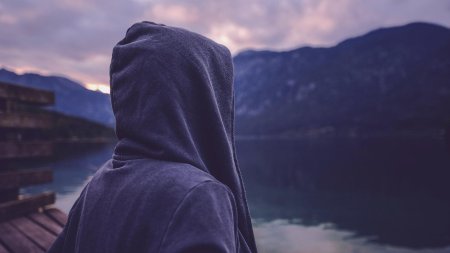 Со спины в капюшоне