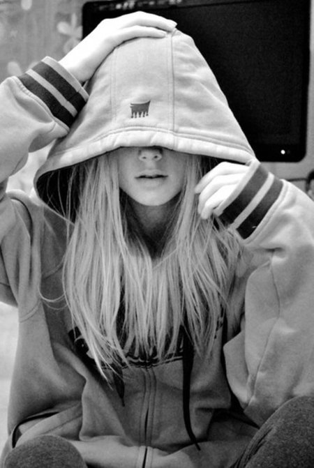 Блондинка в капюшоне