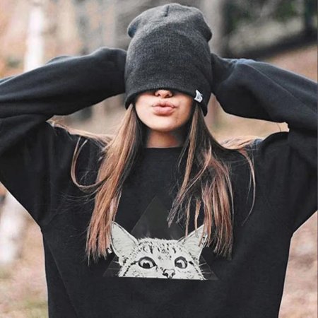 Девушка в толстовке