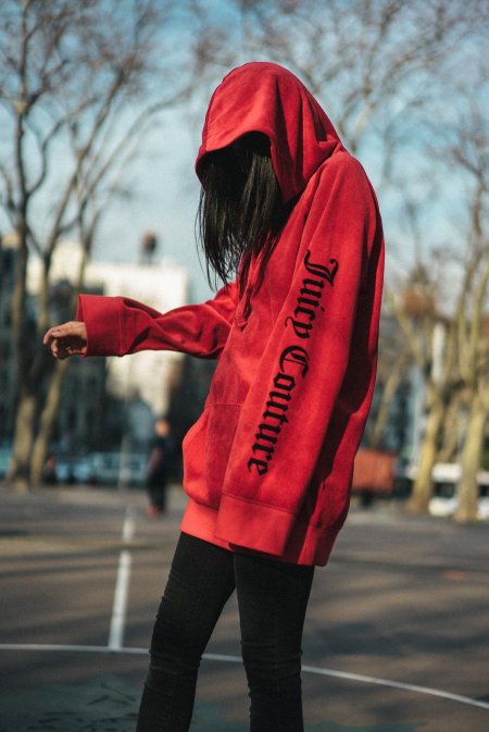 Девушка в худи