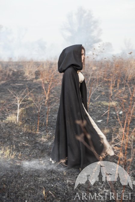 Девушка в плаще с капюшоном