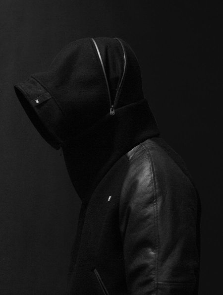 Мужчина в капюшоне