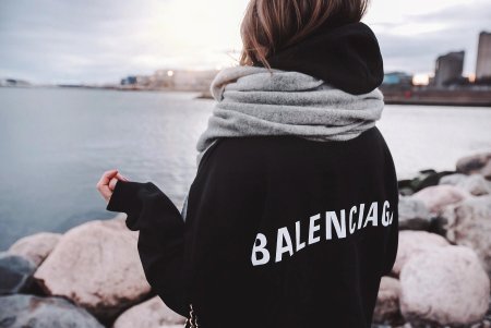 Девушка в кофте