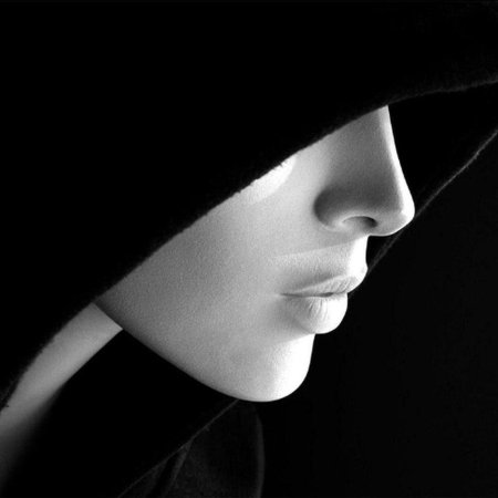 Девушка в капюшоне