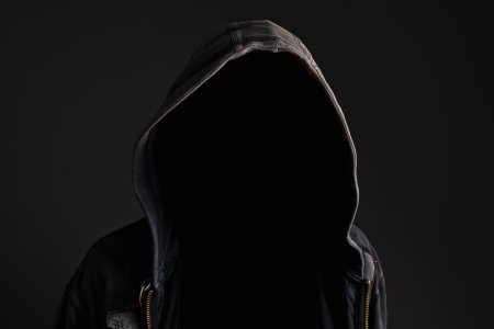 Человек в капюшоне без лица