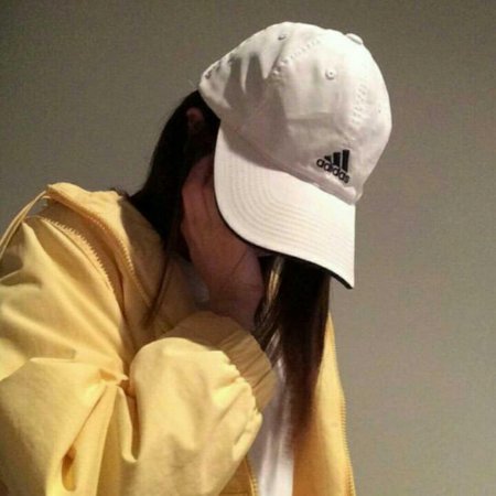 Девушка в кепке без лица