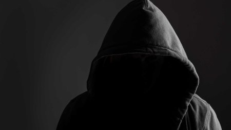 Человек с капюшоном