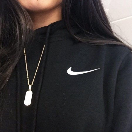 Девушка в толстовке найк