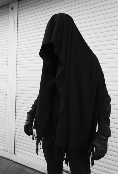 Человек в черном капюшоне